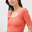 T-shirt ajust&eacute; avec brassi&egrave;re int&eacute;gr&eacute;e rouge fonc&eacute; femme