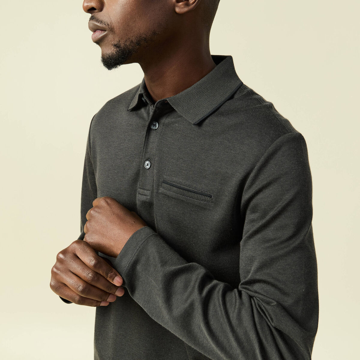 Polo cintr&eacute; manches longues noir homme