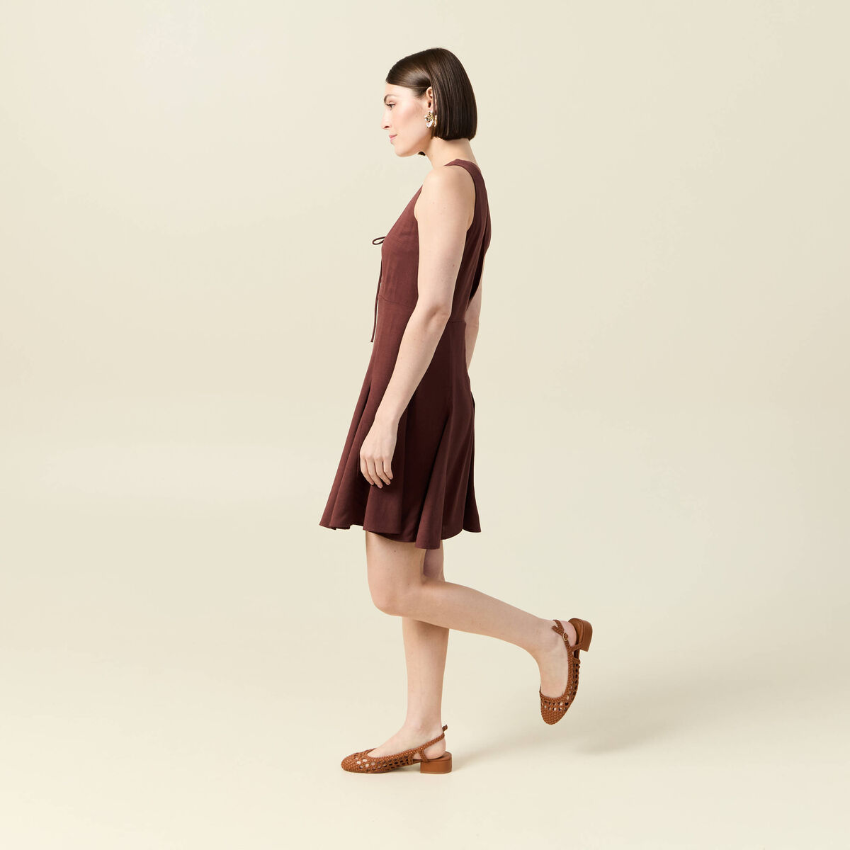 Robe sans manches col V marron femme