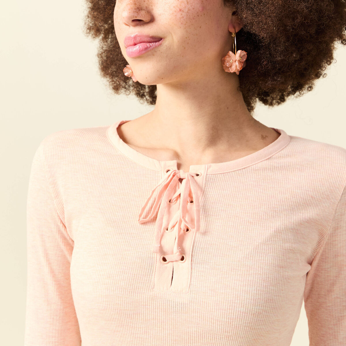T-shirt cintr&eacute; manches longues col rond rose champagne femme