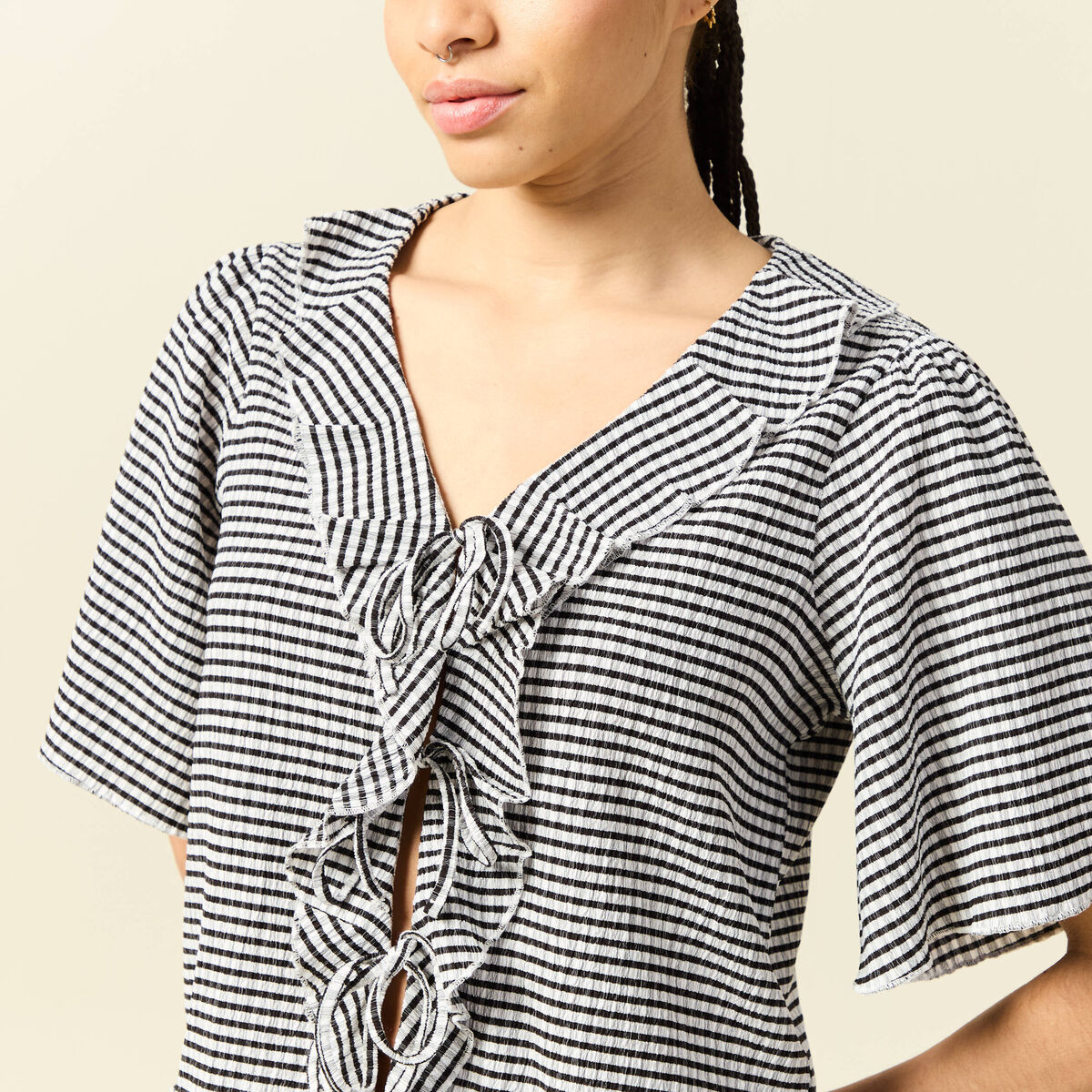 T-shirt col V &agrave; volants manches courtes ecru femme