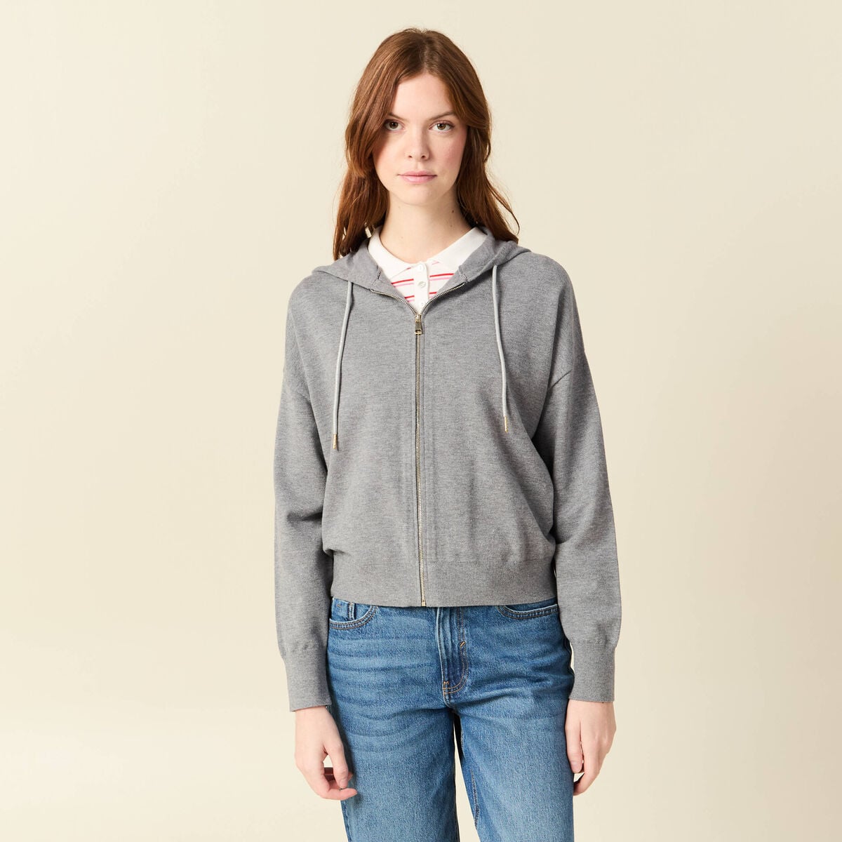 Gilet droit court &agrave; capuche gris clair femme