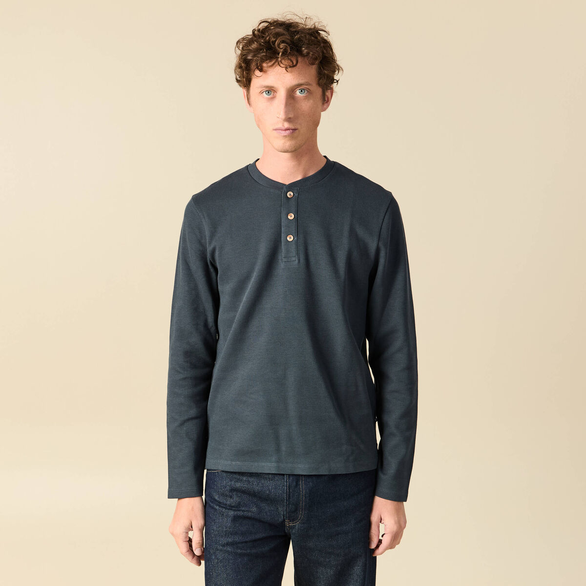 T-shirt cintr&eacute; en coton manches longues bleu gris homme
