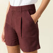 Short droit avec pinces bordeaux femme