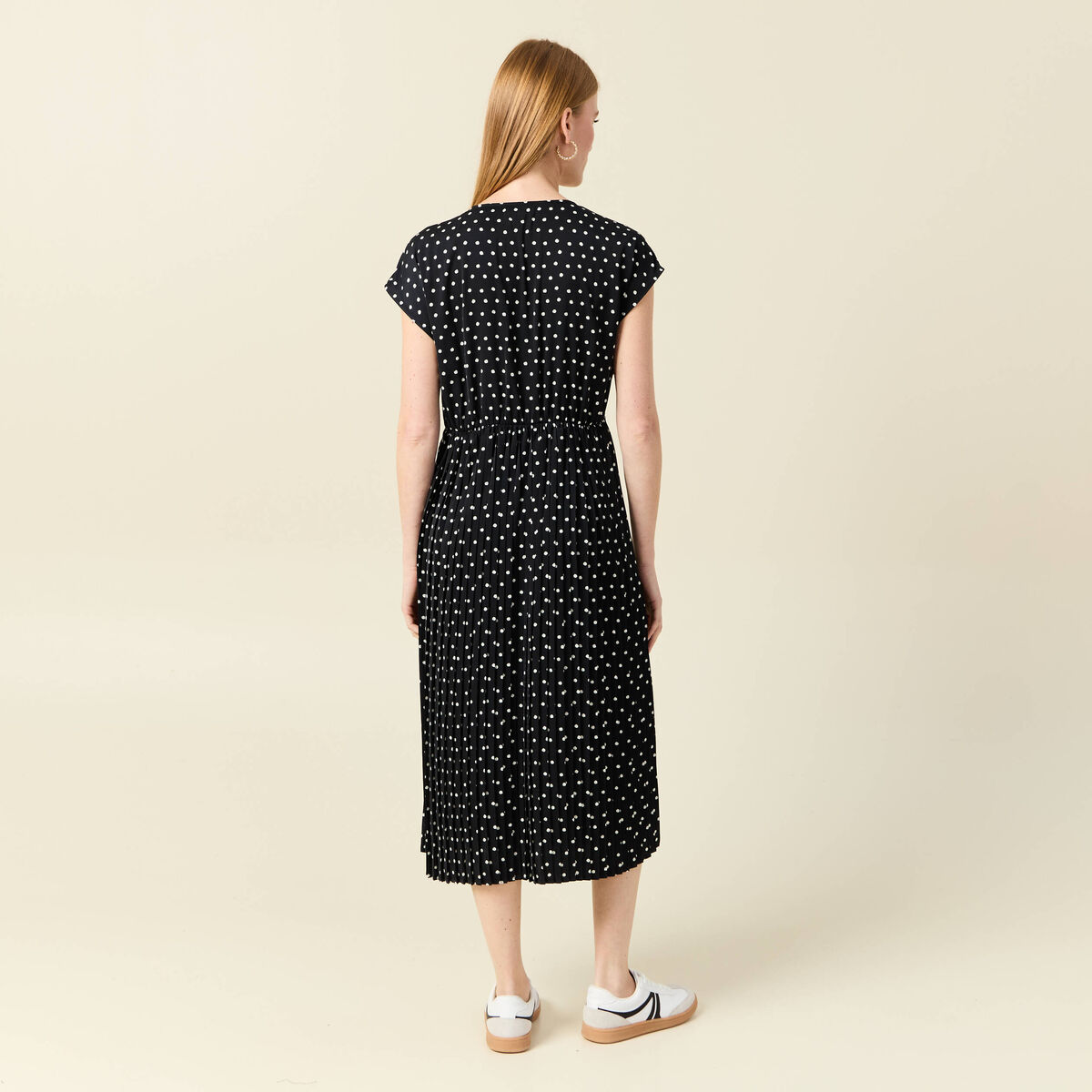 Robe midi évasée plissée satin noir femme