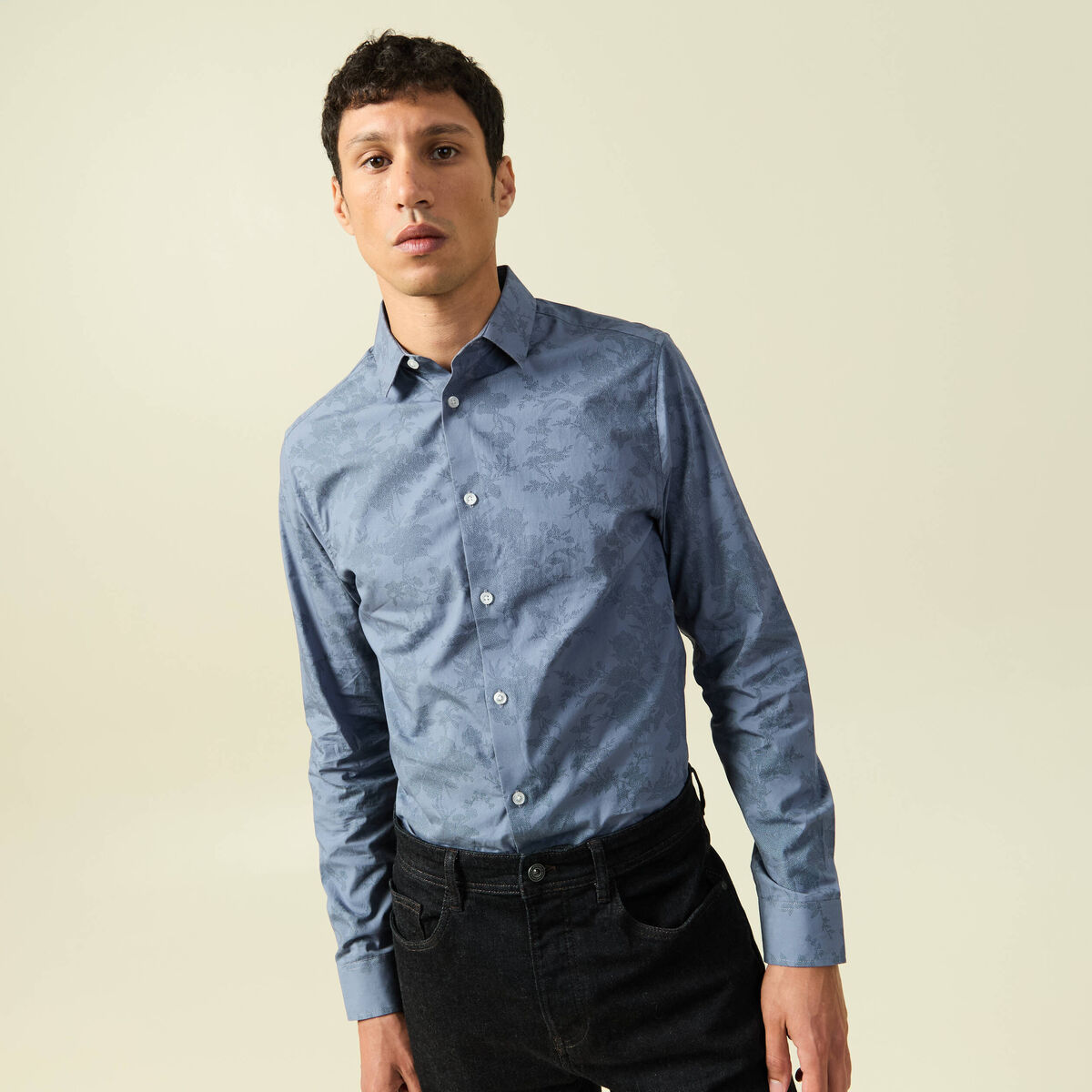 Chemise cintr&eacute;e en coton manches longues bleu homme