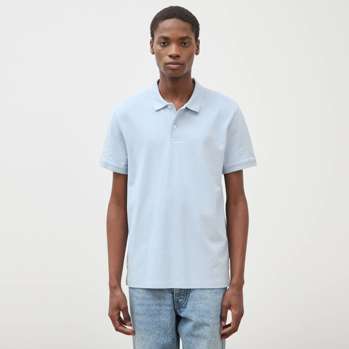Polo cintr&eacute; en coton manches courtes bleu ciel homme