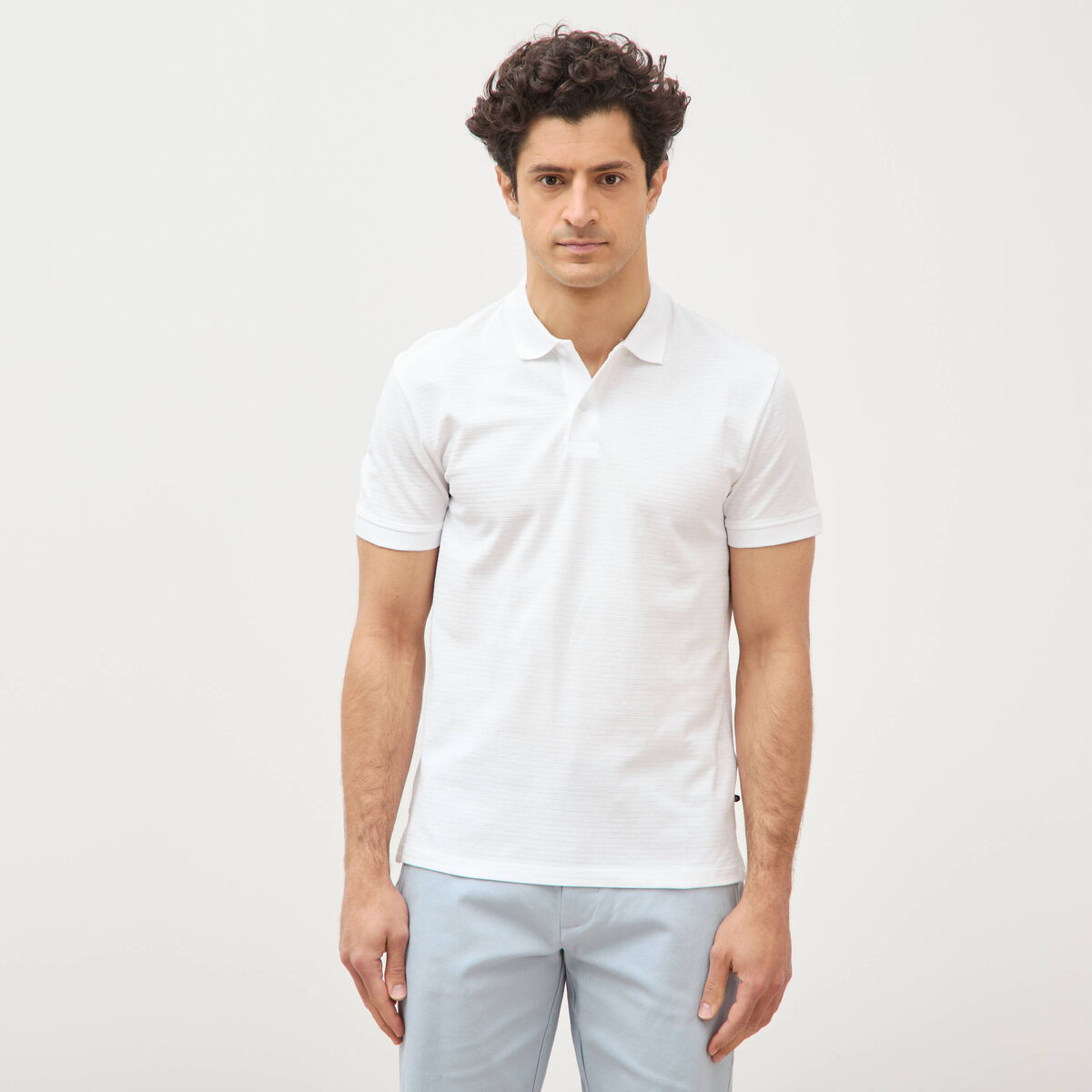 Polo cintr&eacute; en coton manches courtes blanc homme