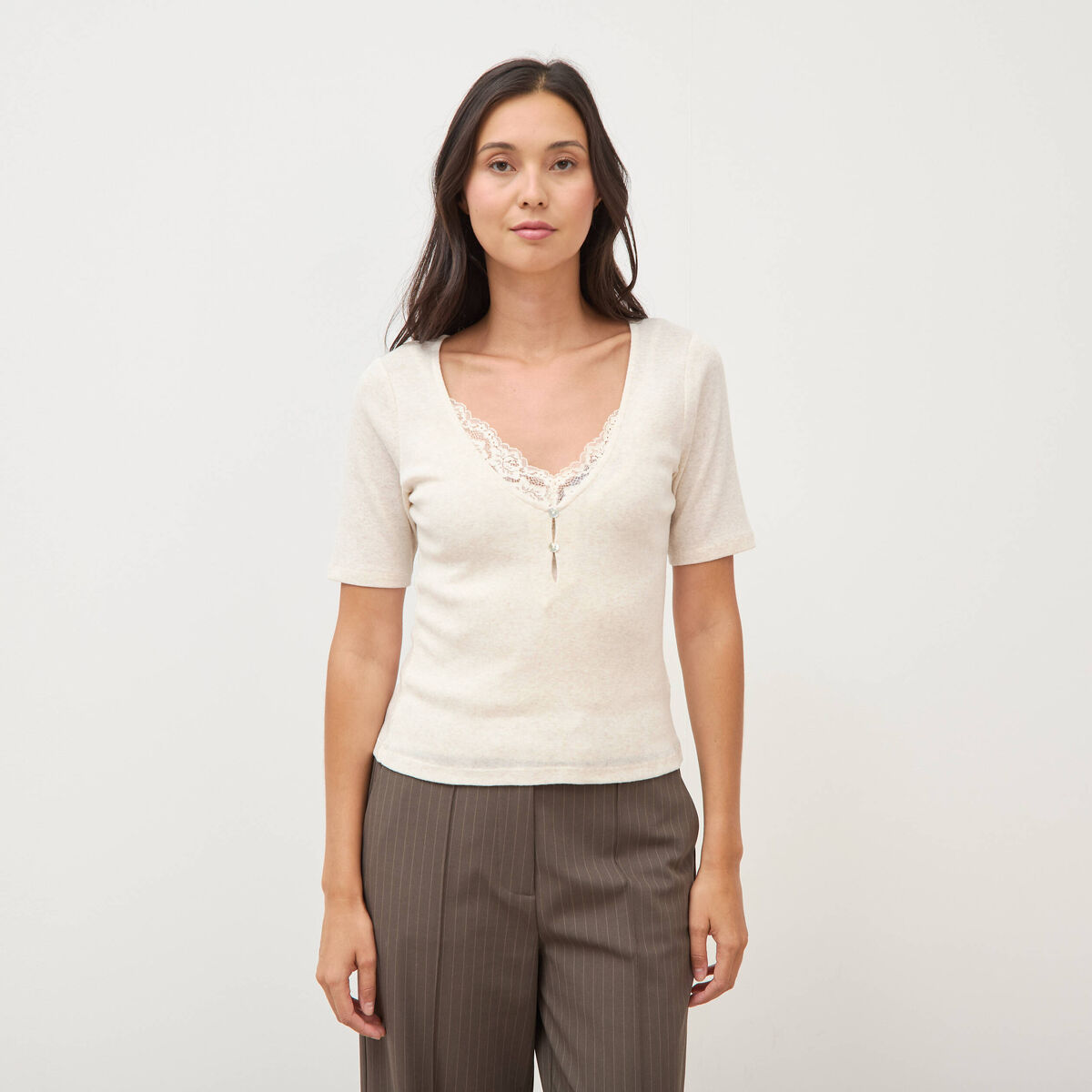 T-shirt ajust&eacute; col v manches coude creme femme