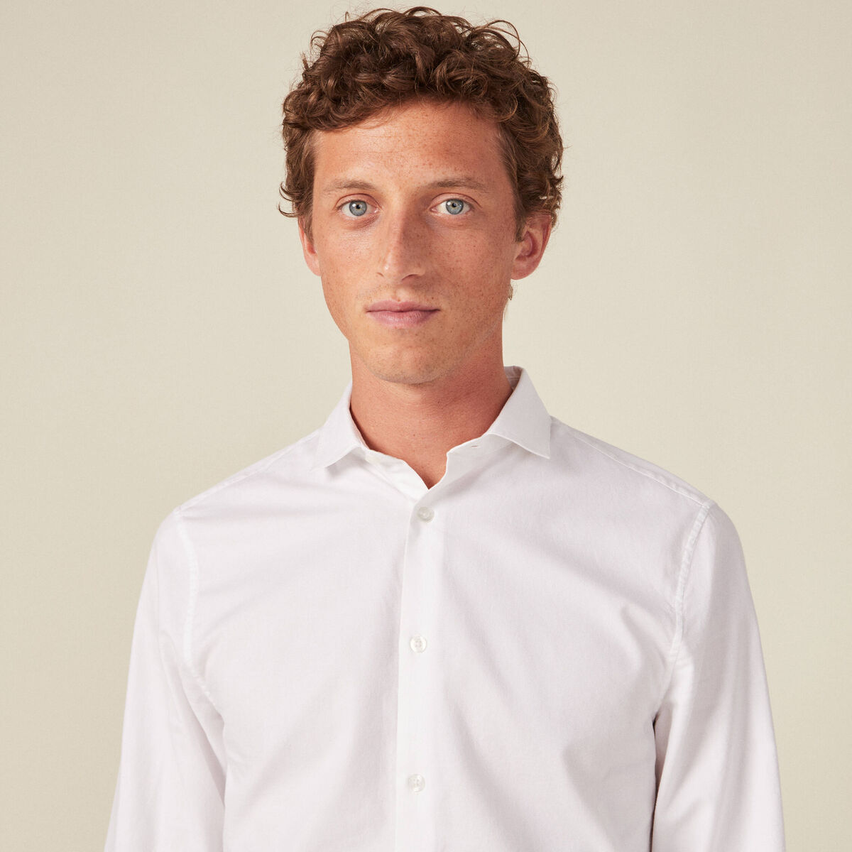 Col cintr&eacute; en coton manches longues blanc homme
