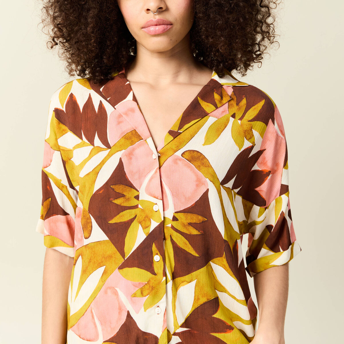 Chemise manches courtes col cubain marron cognac femme