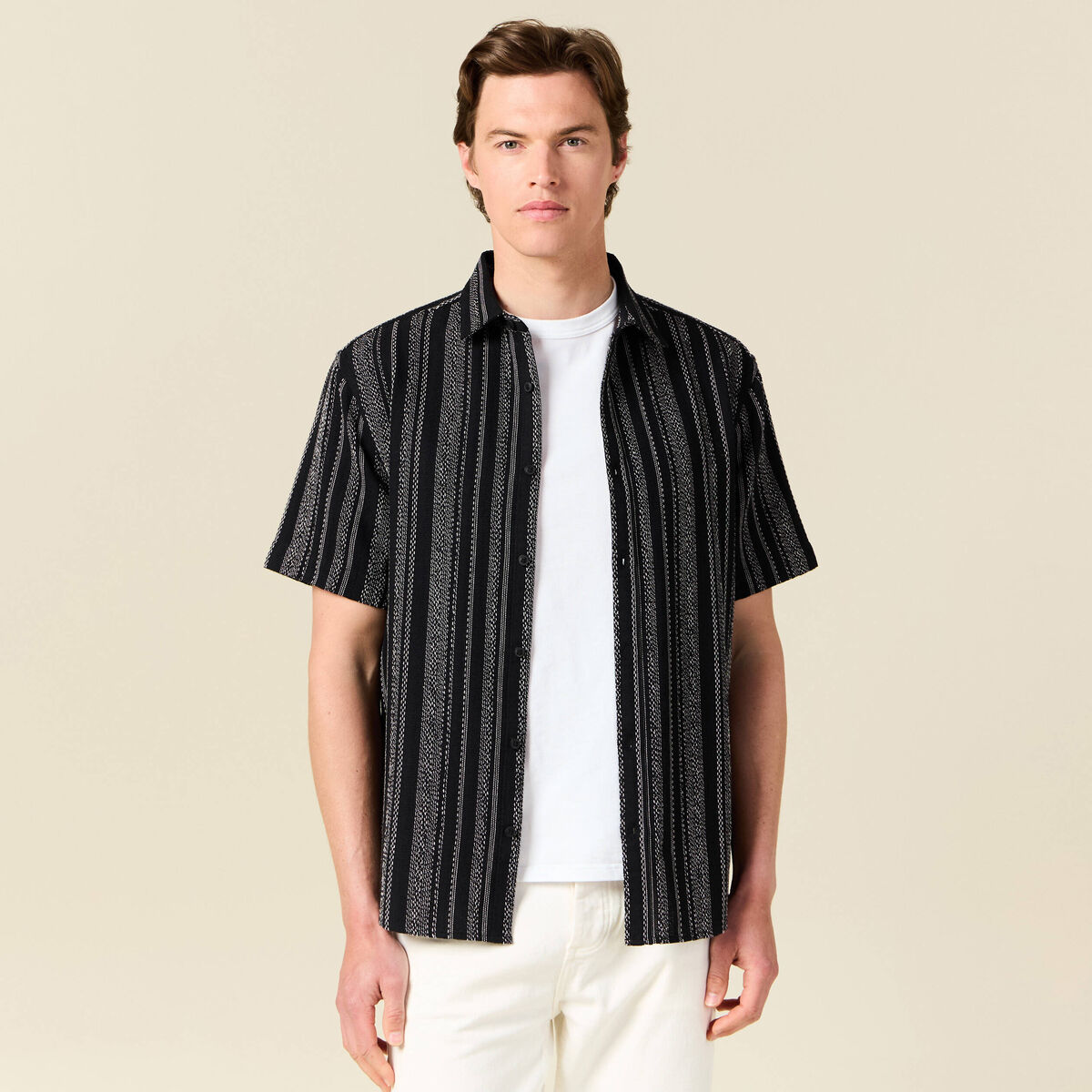 Chemise ray&eacute;e manches courtes noir homme