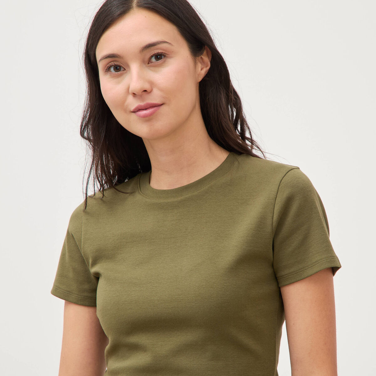 T-shirt ajust&eacute; col rond manches courtes vert olive femme