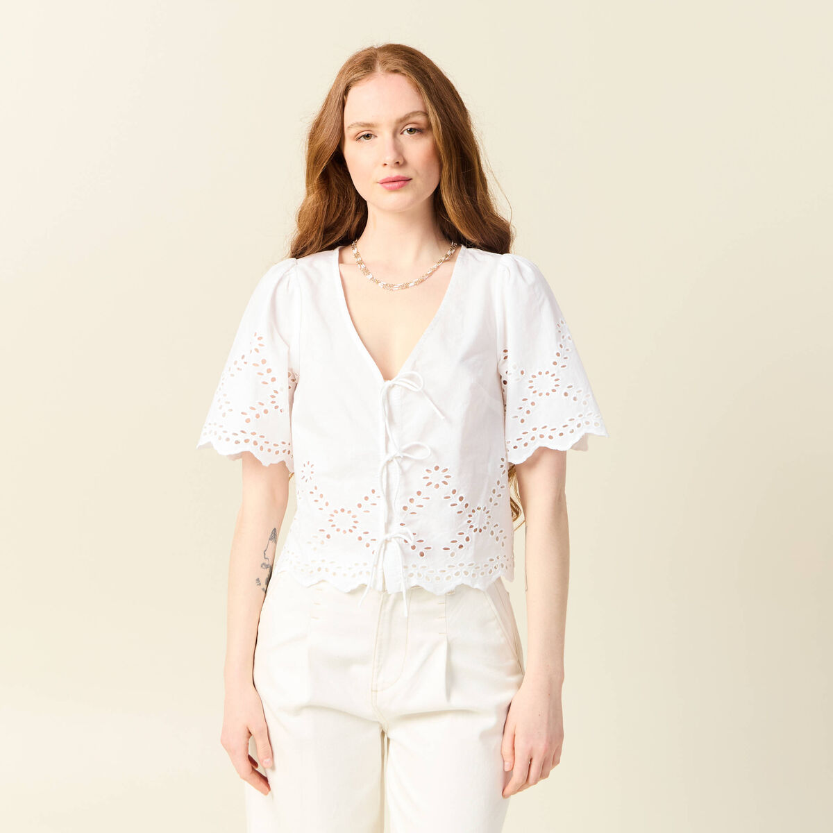 Blouse manches courtes brodée ecru femme