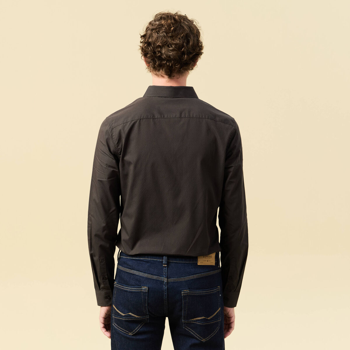 Chemise cintr&eacute;e en coton manches longues gris fonc&eacute; homme