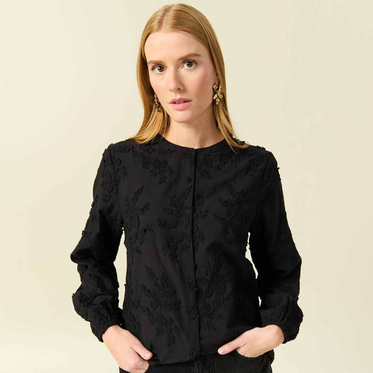 Chemise col rond manches longues brod&eacute;e noir femme
