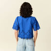 Blouse manches courtes brodée bleu electrique femme