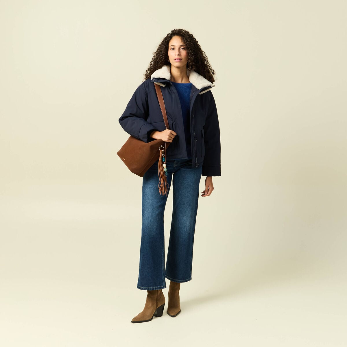 Manteau droit court col classique bleu fonc&eacute; femme