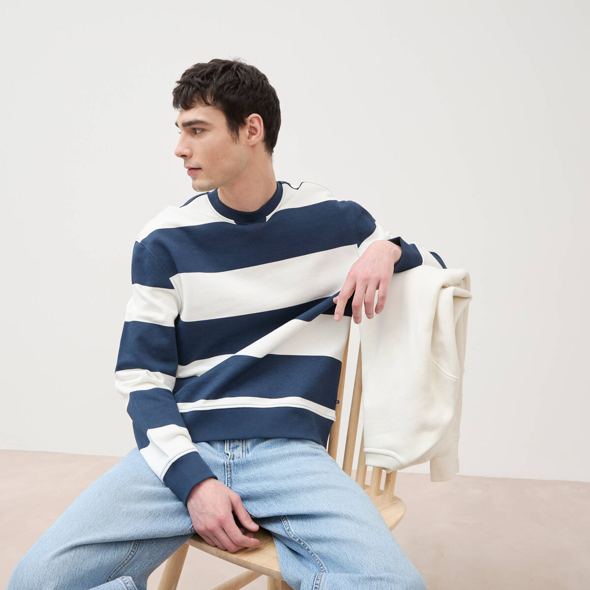 Sweat ray&eacute; col rond manches longues bleu marine homme