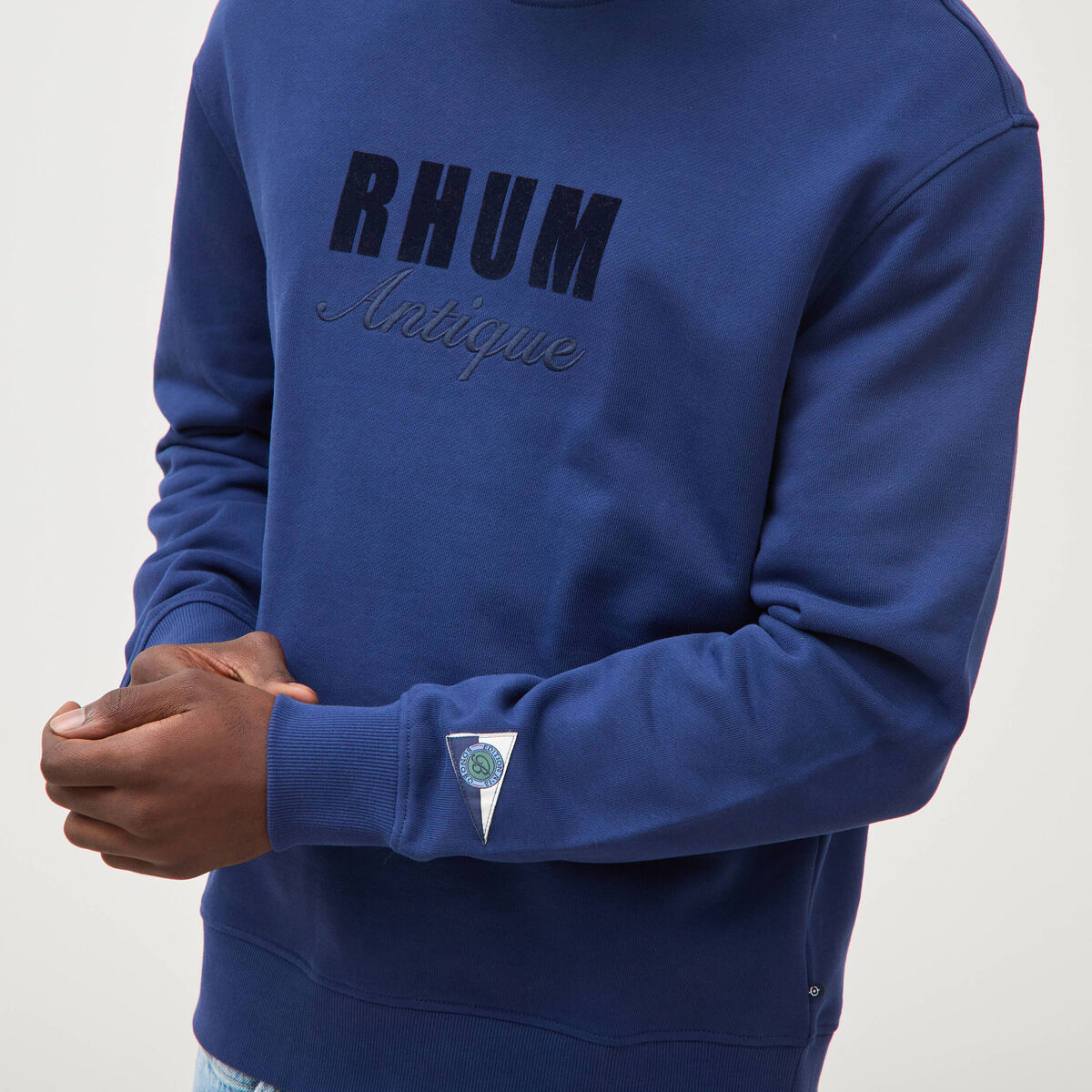Sweat droit col rond brod&eacute; en coton bleu fonc&eacute; homme