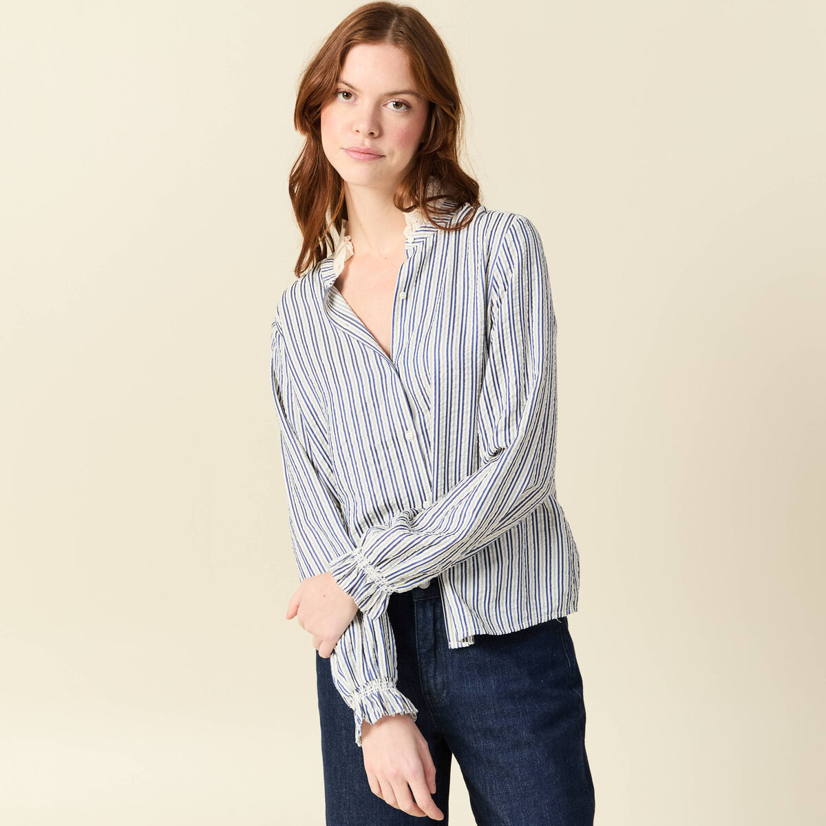 Chemise cintr&eacute;e col montant brod&eacute;e blanc femme
