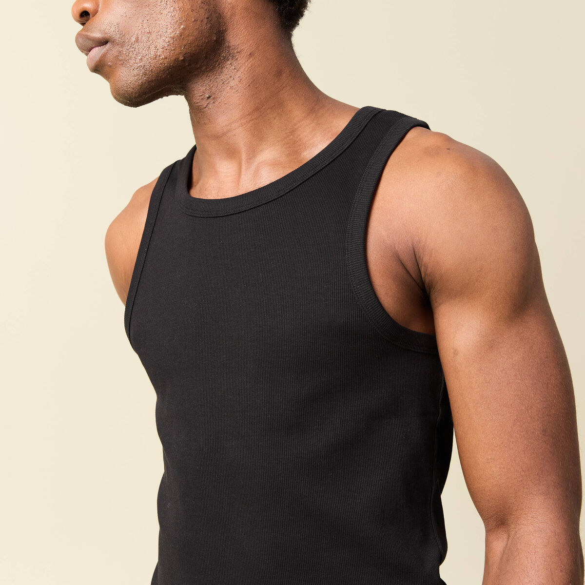 D&eacute;bardeur cintr&eacute; col rond sans manches noir homme