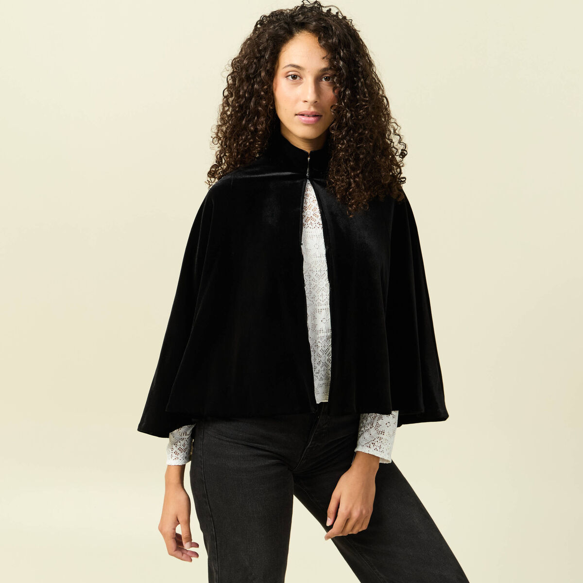Cape ajust&eacute;e sans manches effet velours noir femme
