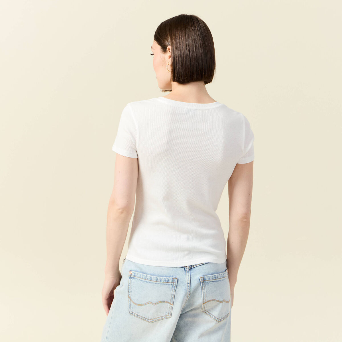 T-shirt ajusté col V manches courtes ecru femme