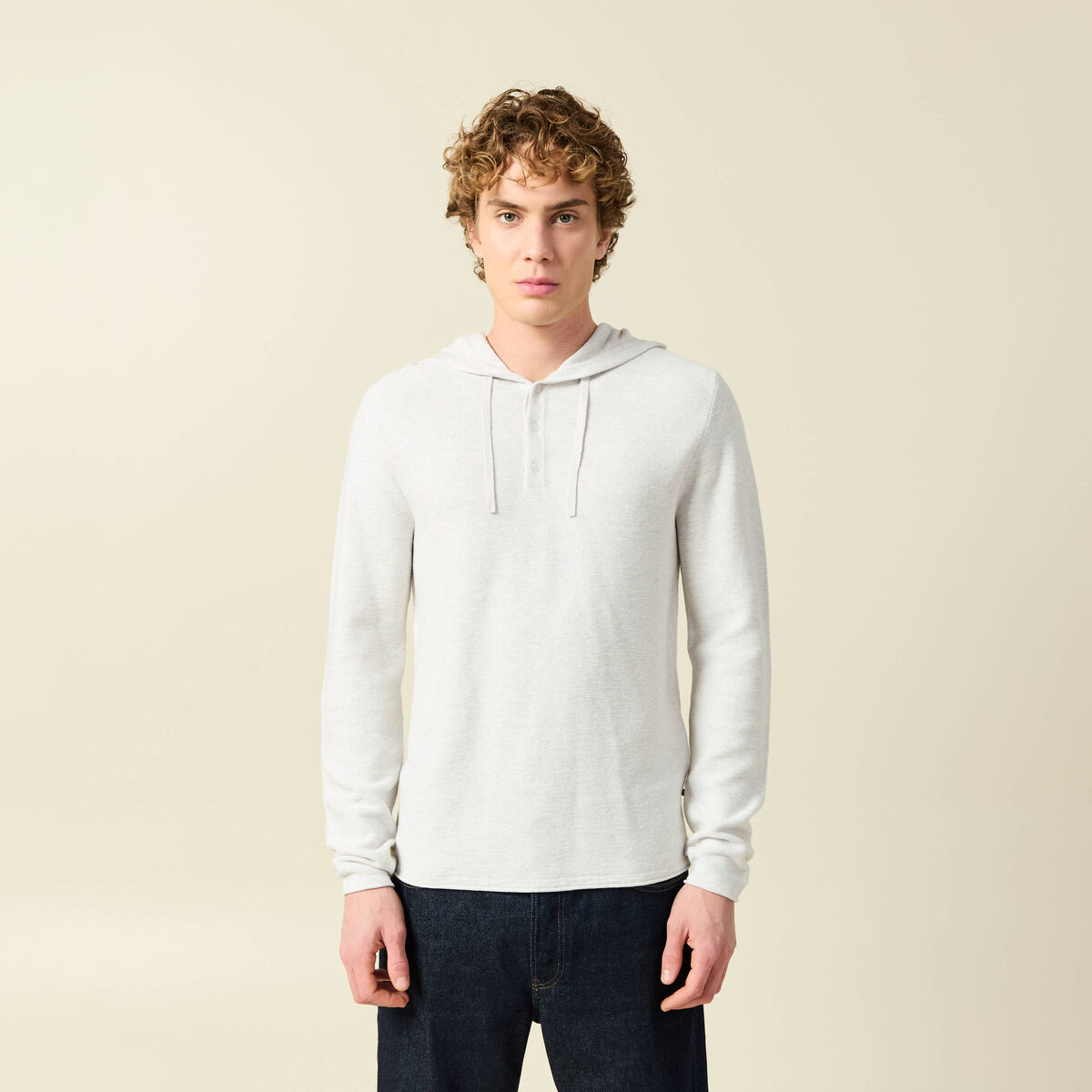 Pull fin en coton &agrave; capuche ecru homme