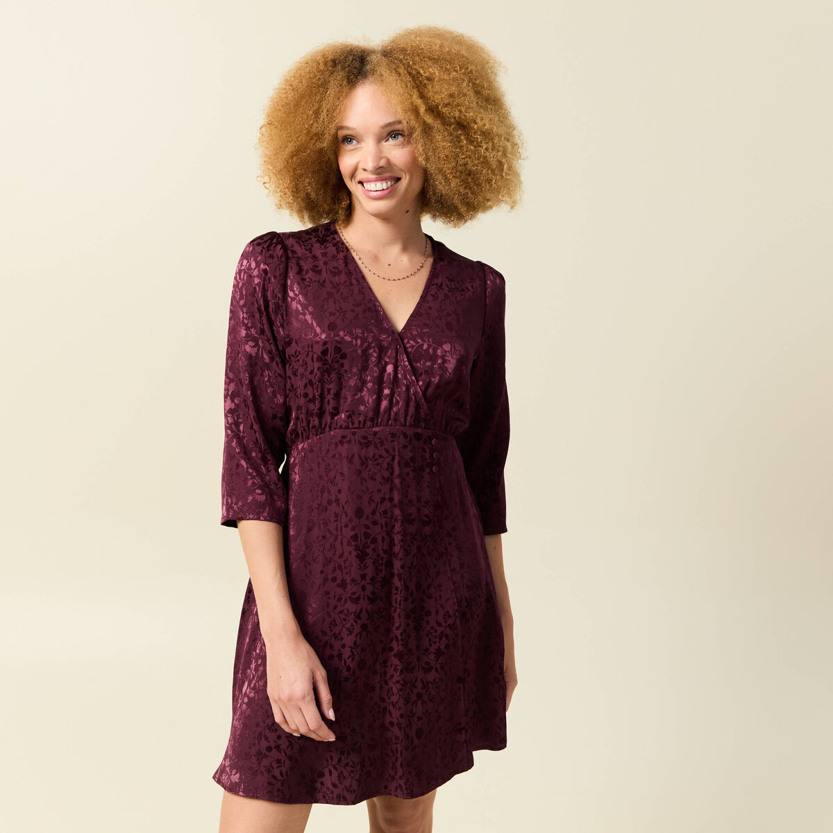 Robe &eacute;vas&eacute;e satin prune femme