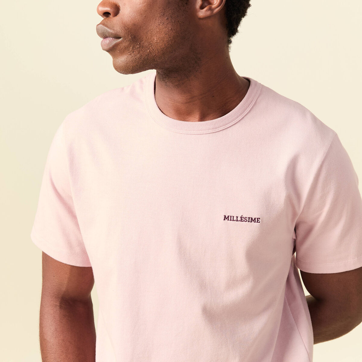 T-shirt col rond manches courtes brod&eacute; rose pastel homme