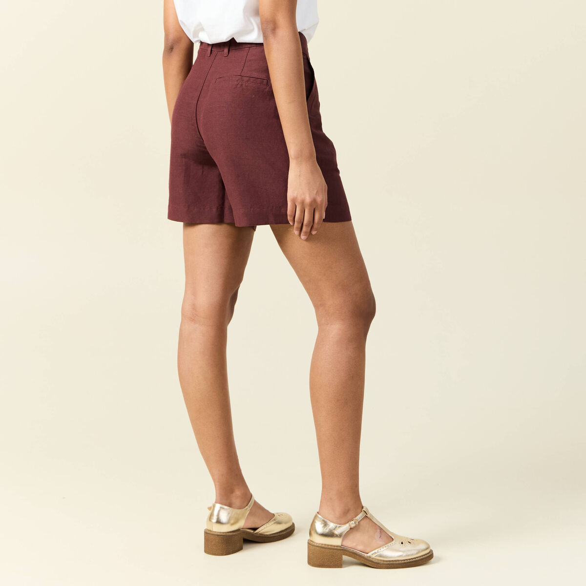 Short droit avec pinces bordeaux femme