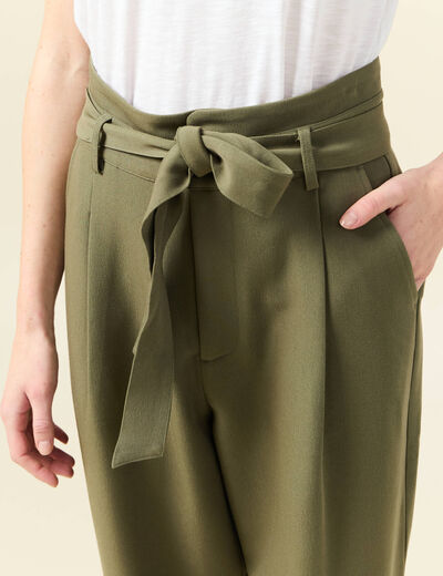 Pantalon carotte ceinturé vert kaki femme