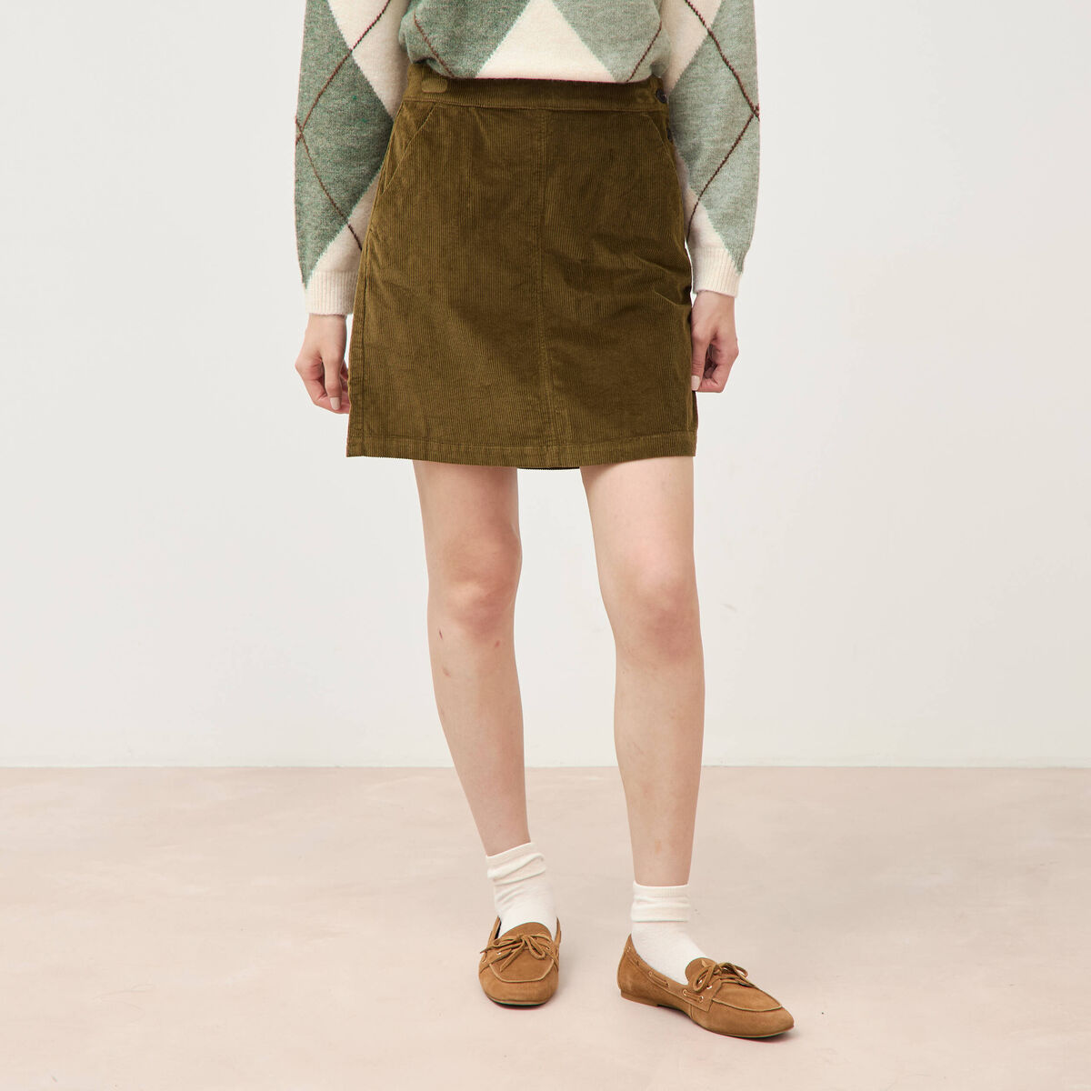 Jupe droite courte en velours vert olive femme