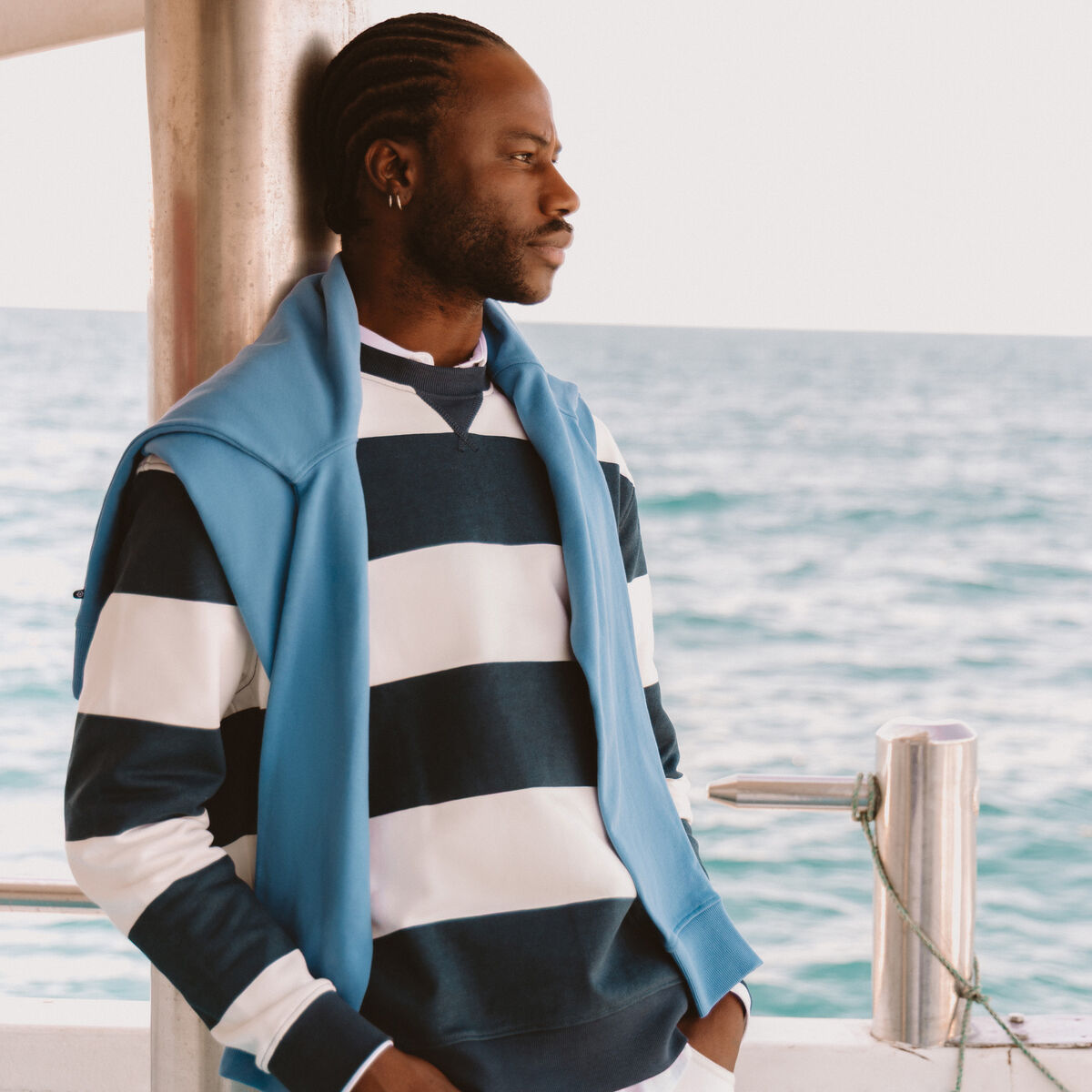 Sweat ray&eacute; col rond manches longues bleu marine homme