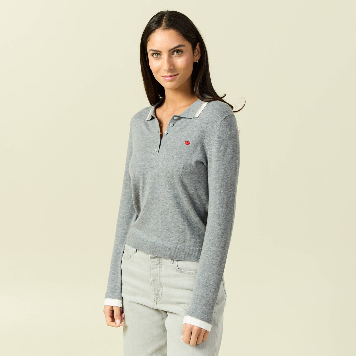 Polo manches longues avec c&oelig;ur brod&eacute; gris clair femme