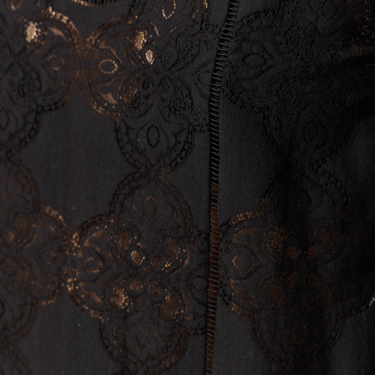 Blouse cintr&eacute;e dentelle manches longues noir femme