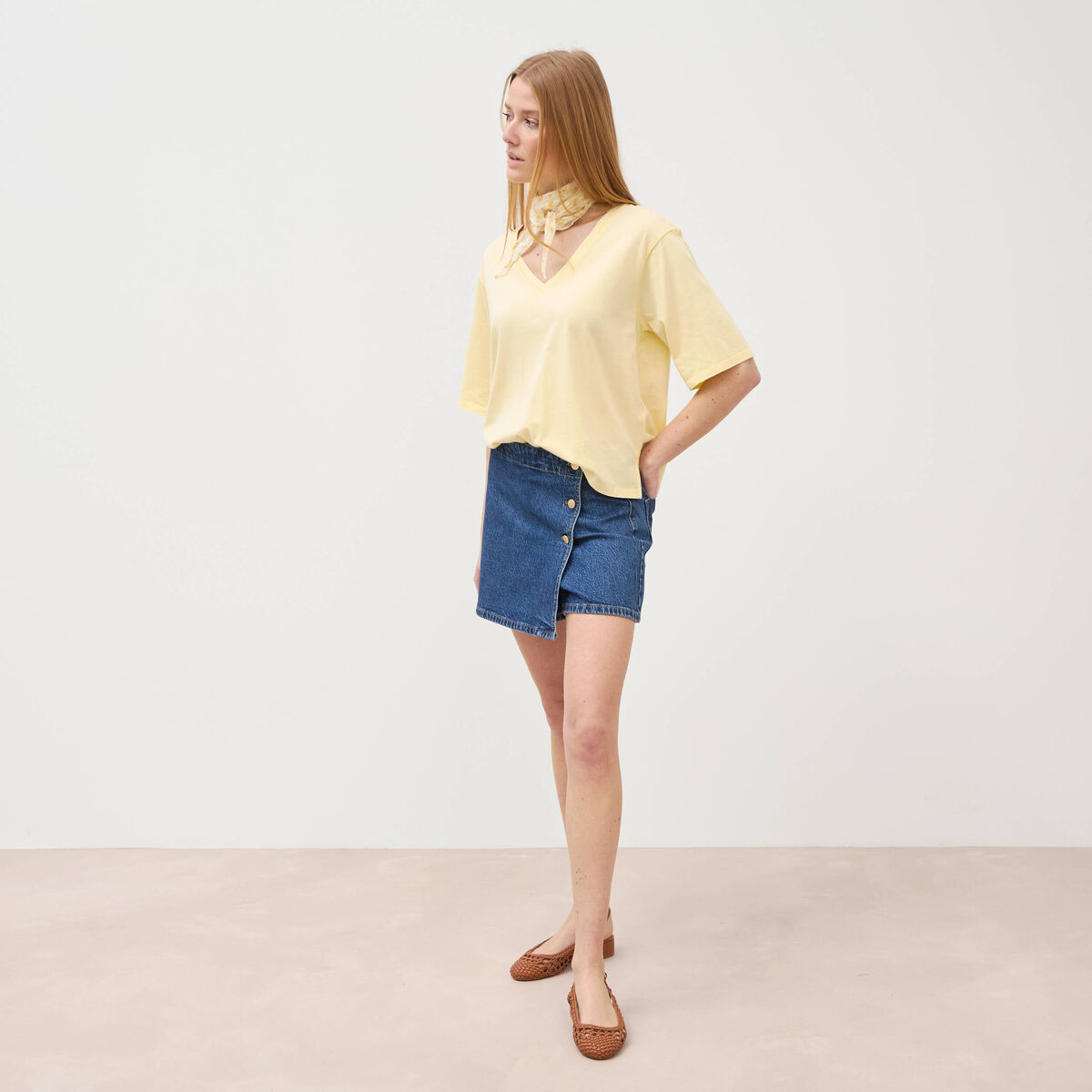 T-shirt col v manches courtes en coton jaune clair femme
