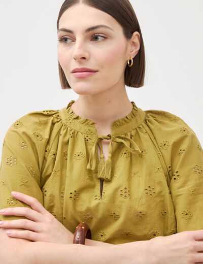 Blouse col v manches 3/4 en coton brod&eacute;e vert olive femme
