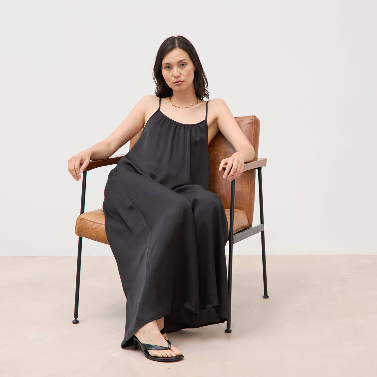 Robe bretelle satin&eacute;e col rond noir femme