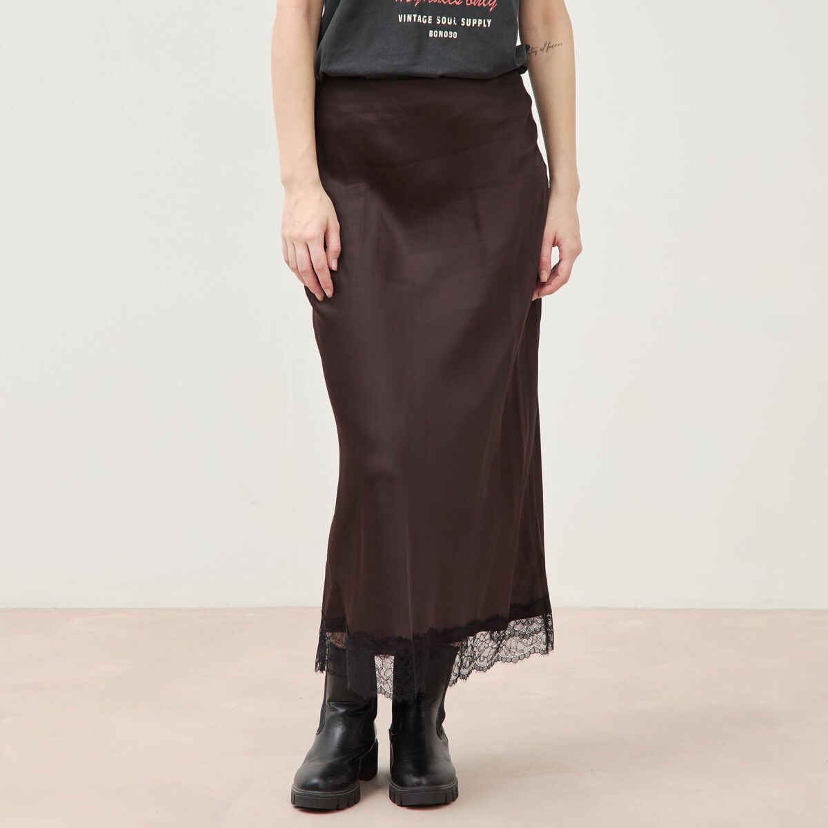 Jupe droite longue satin&eacute;e marron fonc&eacute; femme