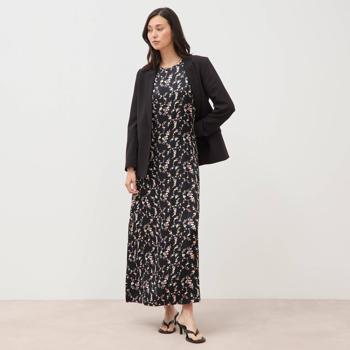 Robe longue droite sans manches col v noir femme
