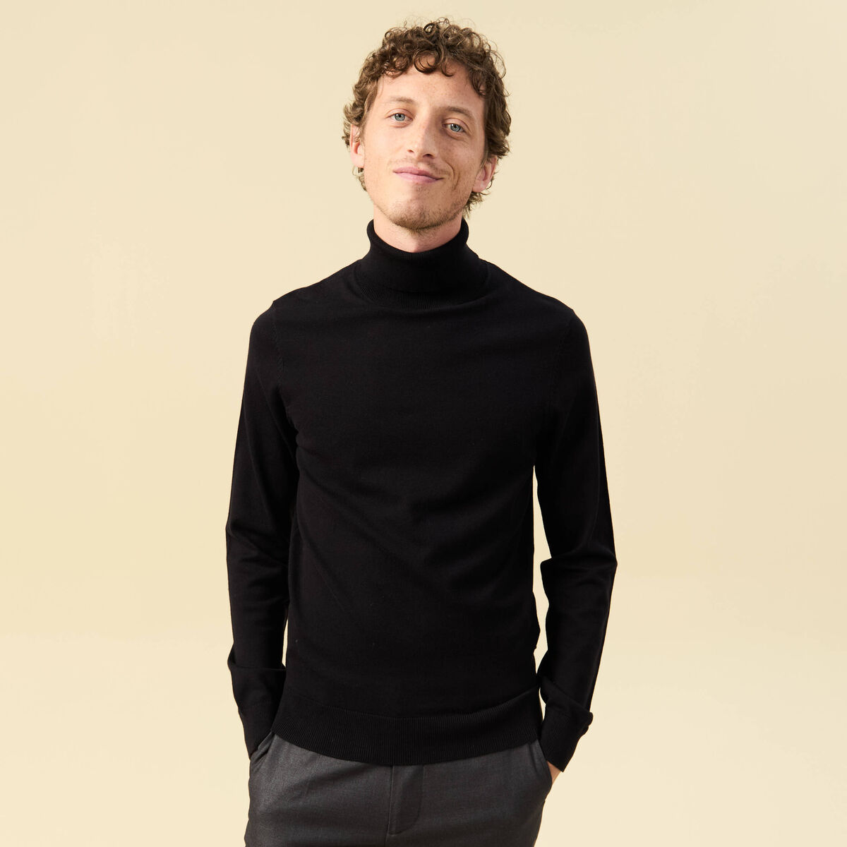 Pull droit court manches longues noir homme