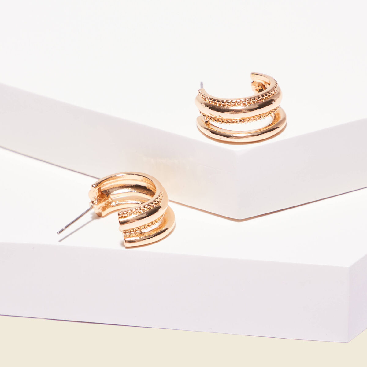 Boucles d'oreilles clous couleur or femme