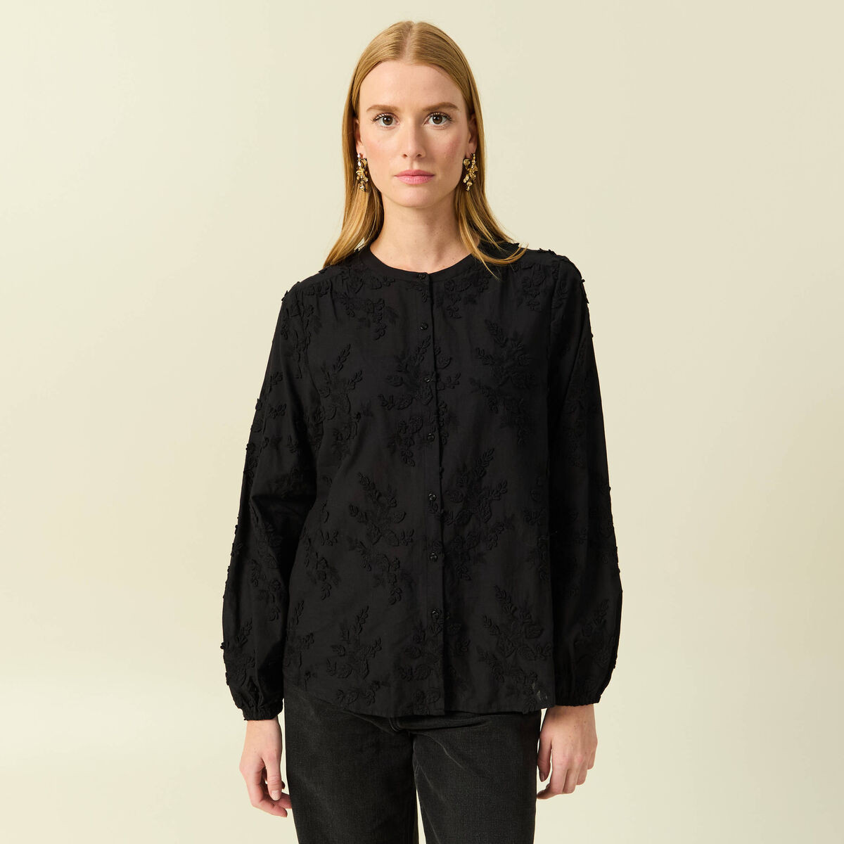 Chemise col rond manches longues brod&eacute;e noir femme