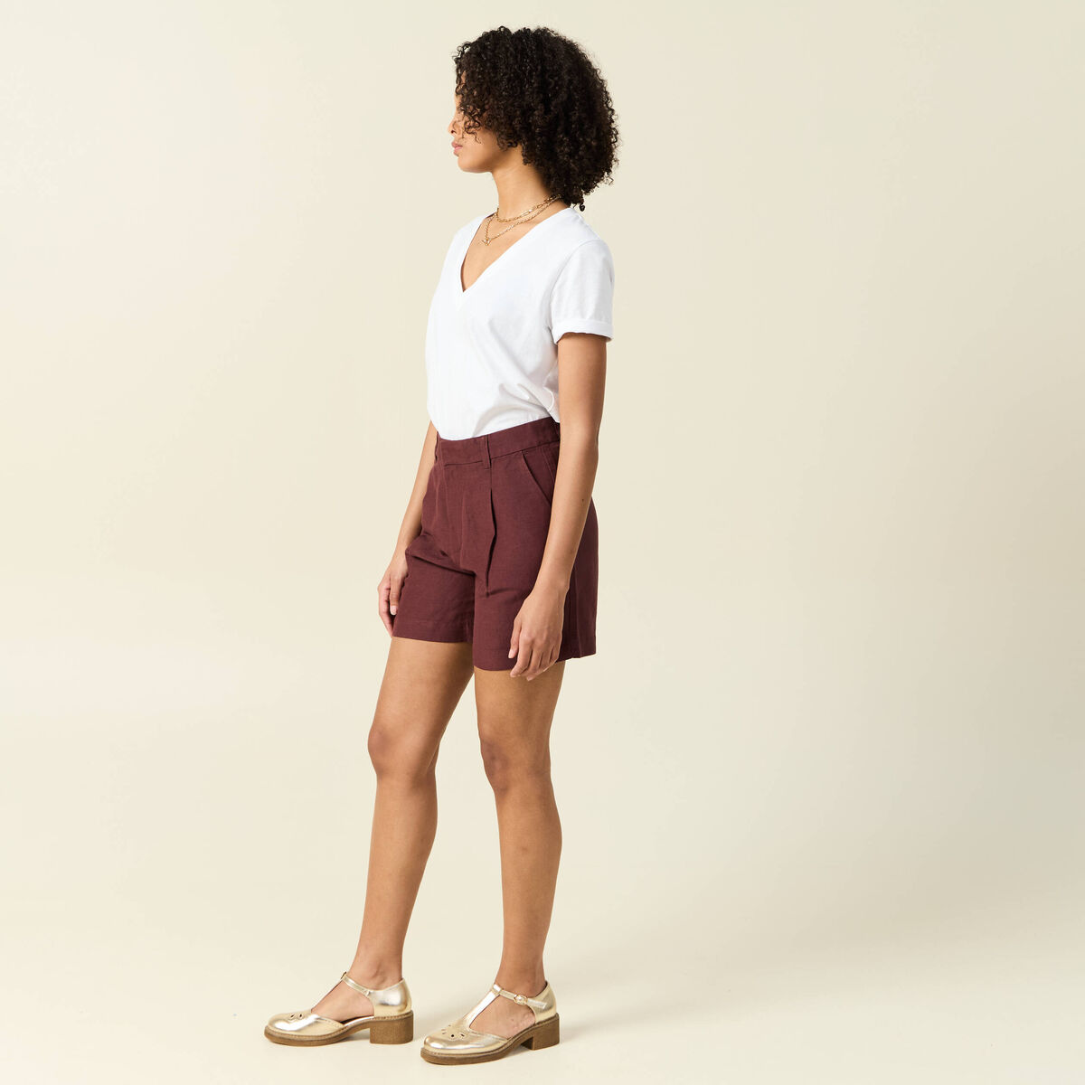 Short droit avec pinces bordeaux femme