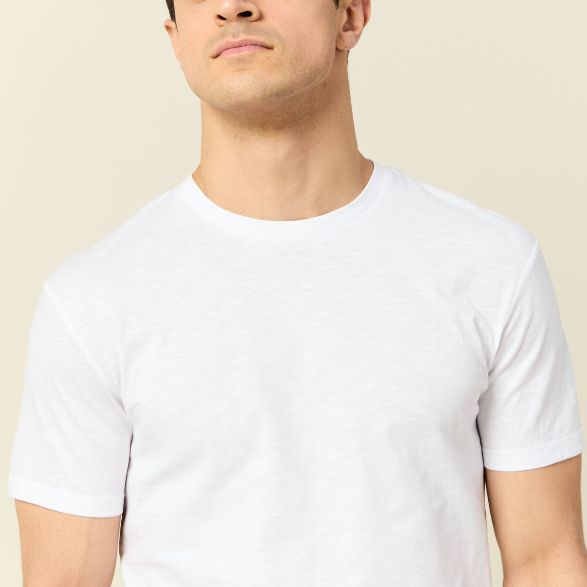 T-shirt ajust&eacute; col rond manches courtes blanc homme