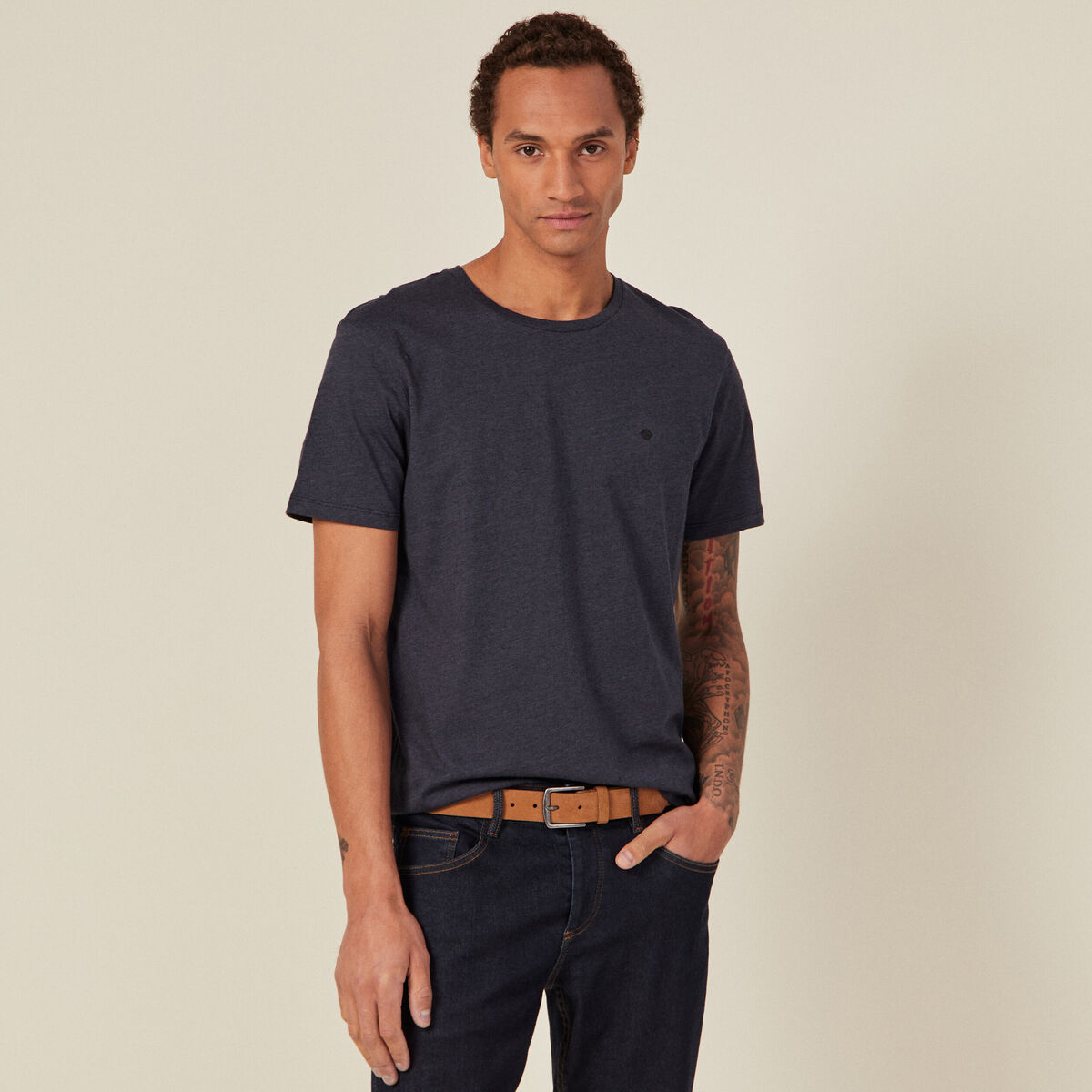 T-shirt cintr&eacute; col rond manches courtes bleu fonc&eacute; homme
