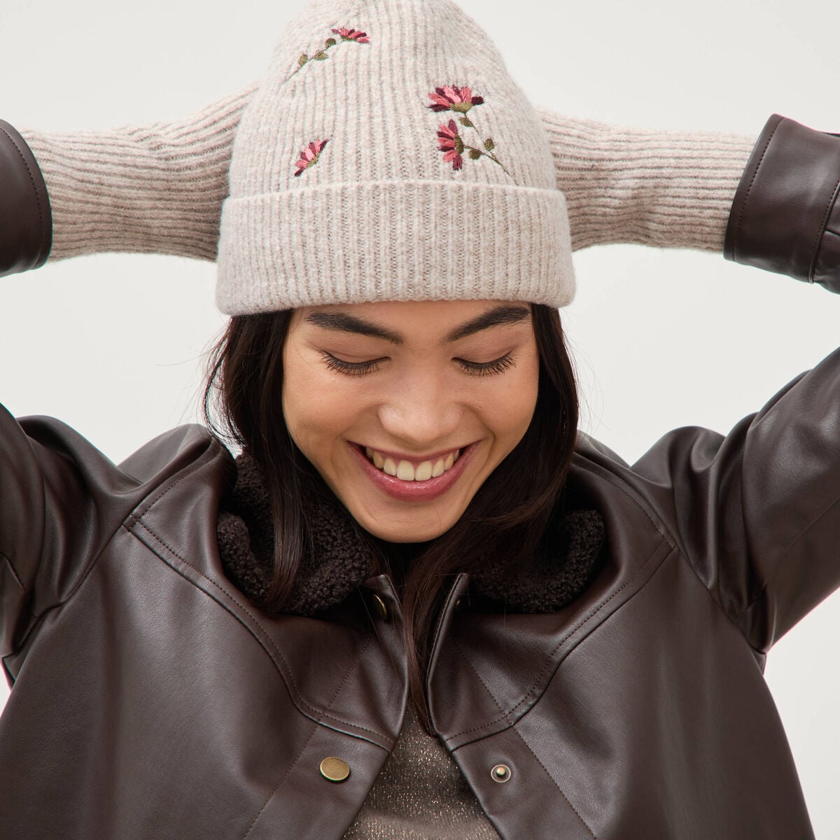 Bonnet avec broderie beige femme