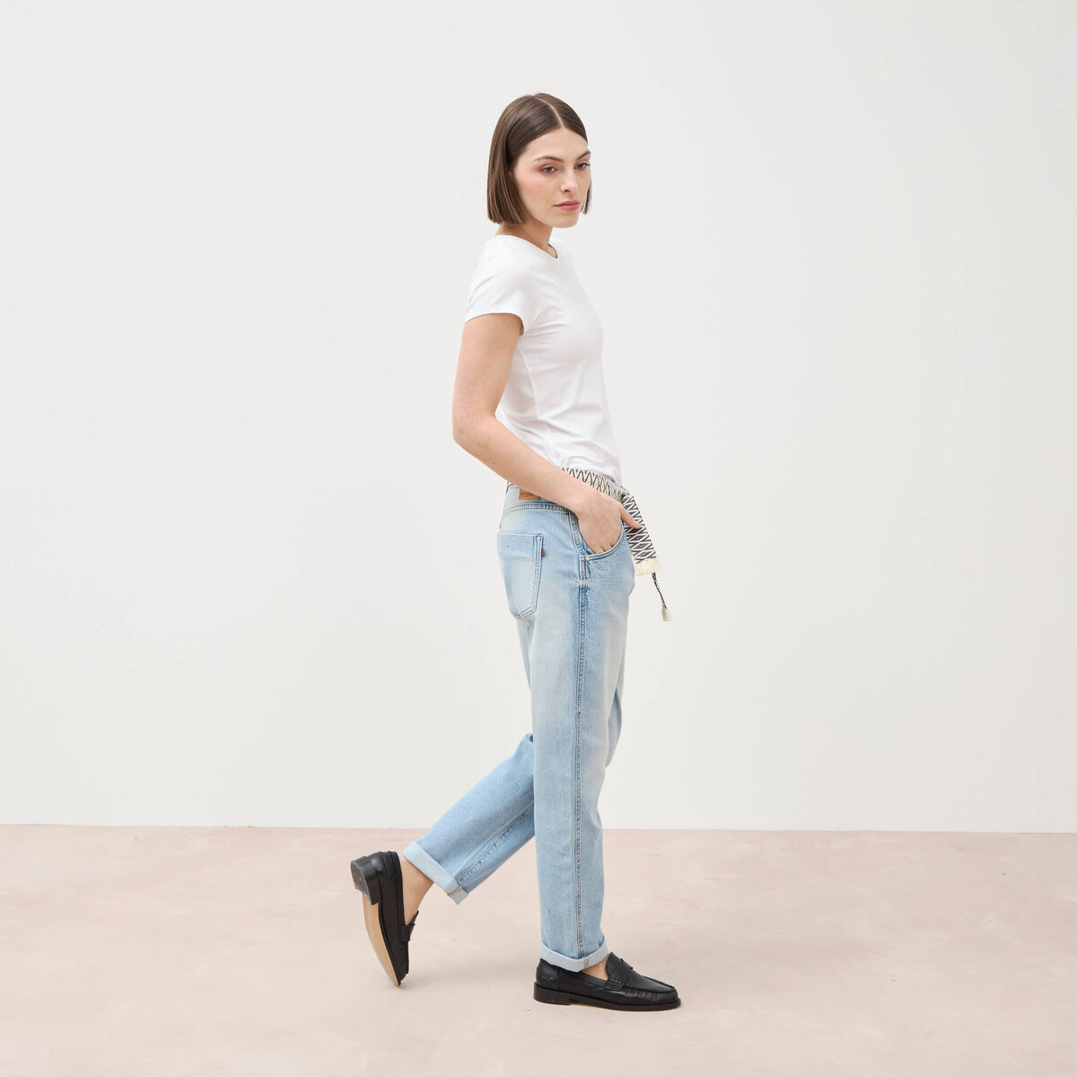 Jeans boyfriend ceintur&eacute; denim bleach femme